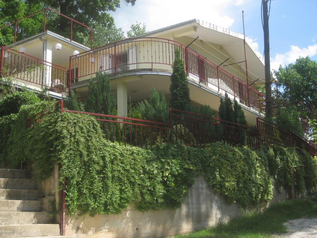 Apartments Cvitini Dvori Garjak Vrlika Exterior photo